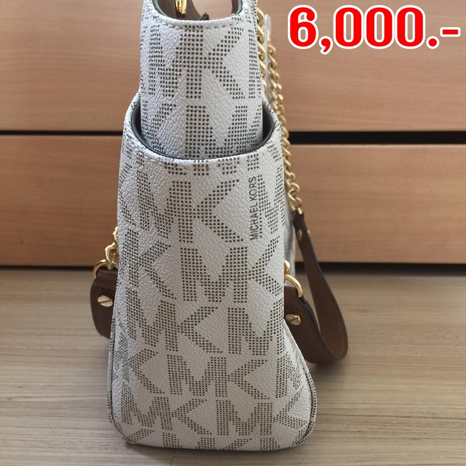 กระเป๋า Michael Kors Jet set travel Vanilla large chain shoulder Tote ราคาขาย 6,000 บาท (8,000 บาท) ยี่ห้อ : Michael Kors รุ่น Jet set travel Vanilla large chain shoulder Tote ขนาด H 12" L 10" D 5" /strap drop 10" รายละเอียดเพิ่มเติม : กระเป๋าสะพายข้างทรง tote สีวนิลาพิมพ์ลาย MK สายสะพายเป็นโซ่สีทองและหนัง สินค้าเป็นสินค้ามือสอง สภาพ Used like new 95 % ใช้สะพายออกงาน 2 ครั้ง มีตำหนิมีรอยสีขาวจางๆตรงปากกระเป๋าเป็นตั้งแต่ซื้อมาจาก shop