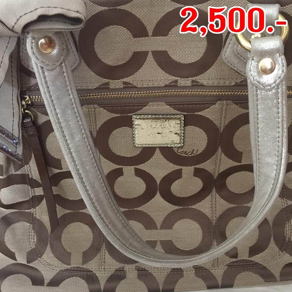 กระเป๋า Coach poppy op Art gram tote ราคาขาย 2,500 บาท (ราคาซื้อ 10,000 บาท) ยี่ห้อ : Coach รุ่น poppy op Art gram tote ขนาดกระเป๋า 16.25"x 12.5"x4.5" รายละเอียดสินค้า : กระเป๋าสะพายใบใหญ่ ดูหรูด้วยสีทองตัดกับโลโก้ coach บนกระเป๋า สามารถสะพายได้ทั้งแบบเป็นทางการและสะพายเก๋ๆคู่กับกางเกงยีนส์ สินค้าเป็นสินค้ามือสอง Used item สภาพกระเป๋า 80 % มีรองรอยการใช้งานตามตัวกระเป๋า และสายสะพายปานกลาง ตัวกระเป๋าไม่เป็นขุย ตามมุมกระเป๋าไม่ขาด ภายในสะอาด สีอะไหล่ซีดลง