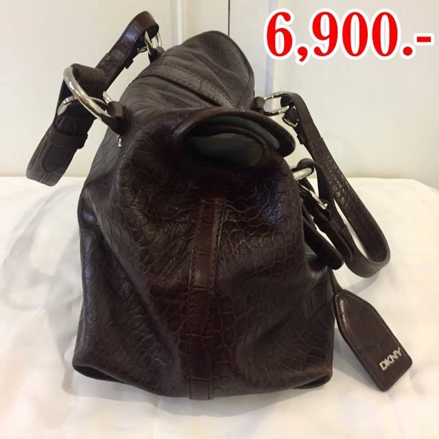 กระเป๋า DKNY ราคา 6,900 ยี่ห้อ DKNY ขนาด 15"x9"x6.5" สภาพ 100 % ตำหนิ ไม่มี