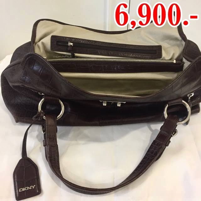 กระเป๋า DKNY ราคา 6,900 ยี่ห้อ DKNY ขนาด 15"x9"x6.5" สภาพ 100 % ตำหนิ ไม่มี