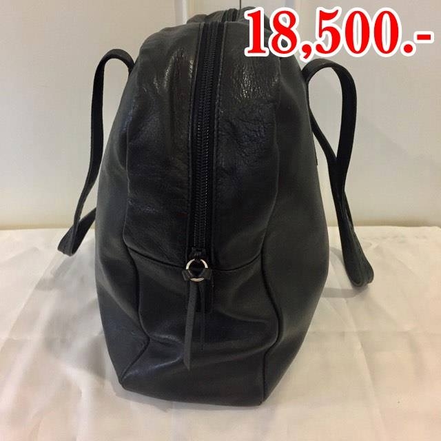 กระเป๋า Prada ราคา 18,500 ยี่ห้อ Prada ขนาด 13"x10"x4" สภาพ 100% ตำหนิ ไม่มี