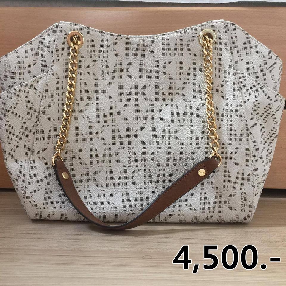 กระเป๋า Michael Kors Jet set travel Vanilla large chain shoulder Tote ราคาขาย 4,500 บาท (8,000 บาท) ยี่ห้อ : Michael Kors รุ่น Jet set travel Vanilla large chain shoulder Tote ขนาด H 12" L 10" D 5" /strap drop 10" รายละเอียดเพิ่มเติม : กระเป๋าสะพายข้างทรง tote สีวนิลาพิมพ์ลาย MK สายสะพายเป็นโซ่สีทองและหนัง สินค้าเป็นสินค้ามือสอง สภาพ Used like new 95 % ใช้สะพายออกงาน 2 ครั้ง มีตำหนิมีรอยสีขาวจางๆตรงปากกระเป๋าเป็นตั้งแต่ซื้อมาจาก shop