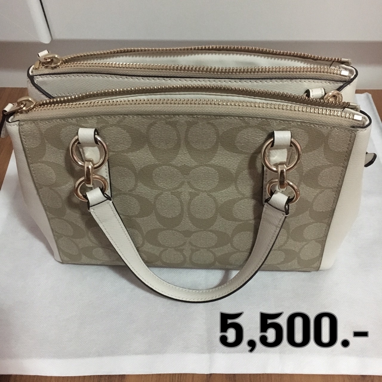 กระเป๋า COACH F36718 MINI CHRISTIE CARRYALL IN SIGNATURE ราคา : 5,500บาท (รวมส่ง EMS) ยี่ห้อ : Coach (กระเป๋า) รหัส : F36718 ขนาด : 10 1/2 L x 7 H x 4 W สายยาว ถอดได้ปรับได้ รายละเอียดเพิ่มเติม : ใช้ครั้งเดียว สภาพ 100% ใบเล็กไปใส่ของไม่พอซื้อมา 5,990บาท 