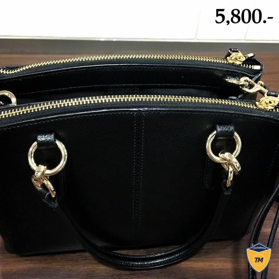 กระเป๋า COACH F36704 MINI CHRISTIE CARRYALL IN CROSSGRAIN LEATHER ราคา 5,800 บาท ฟรี ems ยี่ห้อ Coach สี Black อะไหล่ทอง รหัสสินค้า F36704 MINI CHRISTIE CARRYALL IN CROSSGRAIN LEATHER ขนาด : 10 1/2 x 7 x 4 นิ้ว รายละเอียดเพิ่มเติม : -ช่องใส่ของเยอะ มีช่องใส่ iphone 6 ได้ 2 ช่องค่ะ -น้ำหนักเบา สะพายไม่ปวดไหล่แน่นอนค่ะ -ใส่กระเป๋าสตางค์ใบยาวได้?? -สะพายแขน /คล้องมือ /สะพายข้างได้ สายปรับสั้นยาวได้ สภาพ 100% ไม่มีตำหนิค่ะ ***เพิ่งซื้อเมื่อเดือนที่แล้วเองค่ะ *** สนใจคุยราคาได้ค่ะ?? 