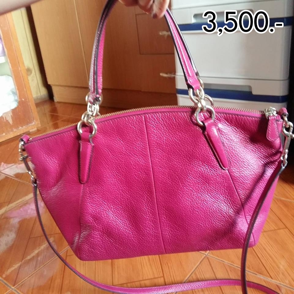 กระเป๋า COACH F36675 SMALL KELSEY SATCHEL IN PEBBLE LEATHER ราคา: 3,500 บาท ยี่ห้อ: coach รหัสสินค้า:F36675 สี Cranberry ขนาด:13 1/2 (ย) × 8 1/2 (ส) × 3 1/4 (ก) สินค้ามือสอง สภาพ 95% มีตำหนิคือรอยปากกาที่ก้นนิดหน่อยค่ะ