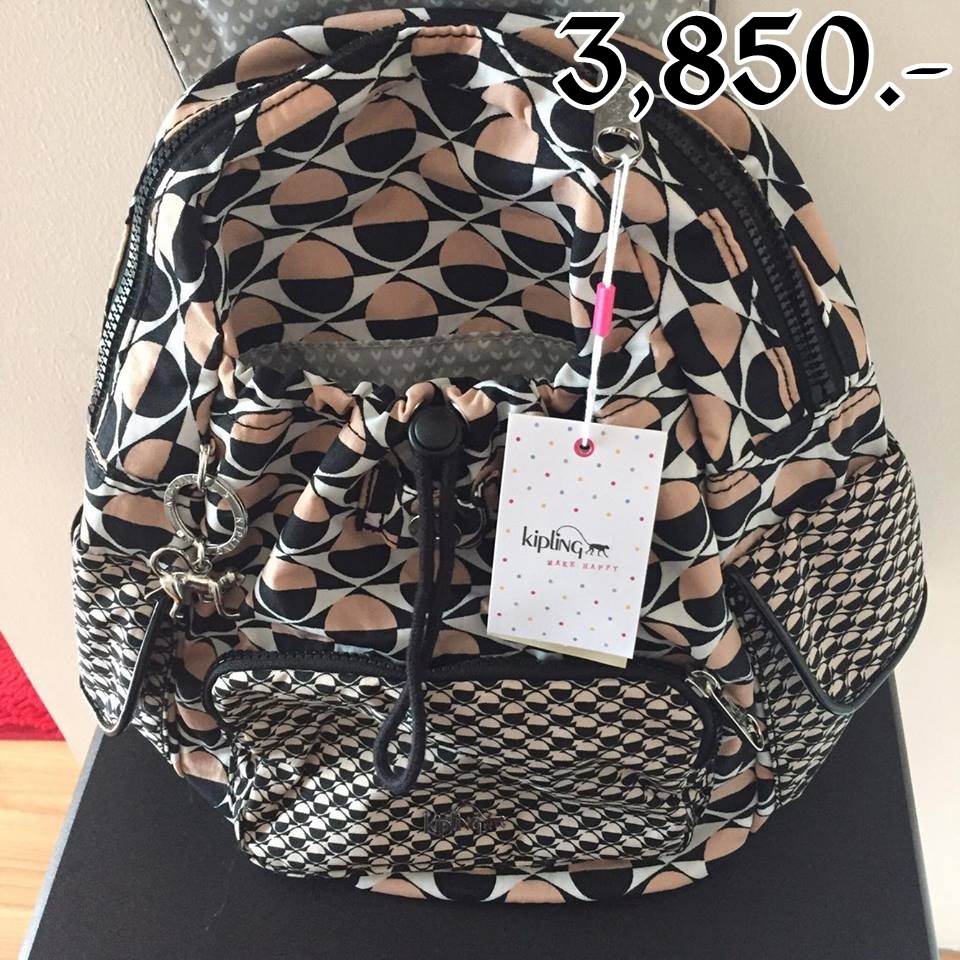 กระเป๋า Kipling CITY PACK S KT Mix Print Daypack ราคา : 3,850 บาท ยี่ห้อ: kipling รหัสสินค้า : K18731J56 ขนาด :27 L x 33.9H x 19W cm รายละเอียดเพิ่มเติม : สี Mix Print น่ารักมากค่ะ ขนาดสะพายกำลัง ราคานี้รวมส่ง EMS ค่ะ - ตำหนิ : ไม่มี ของใหม่ค่ะ