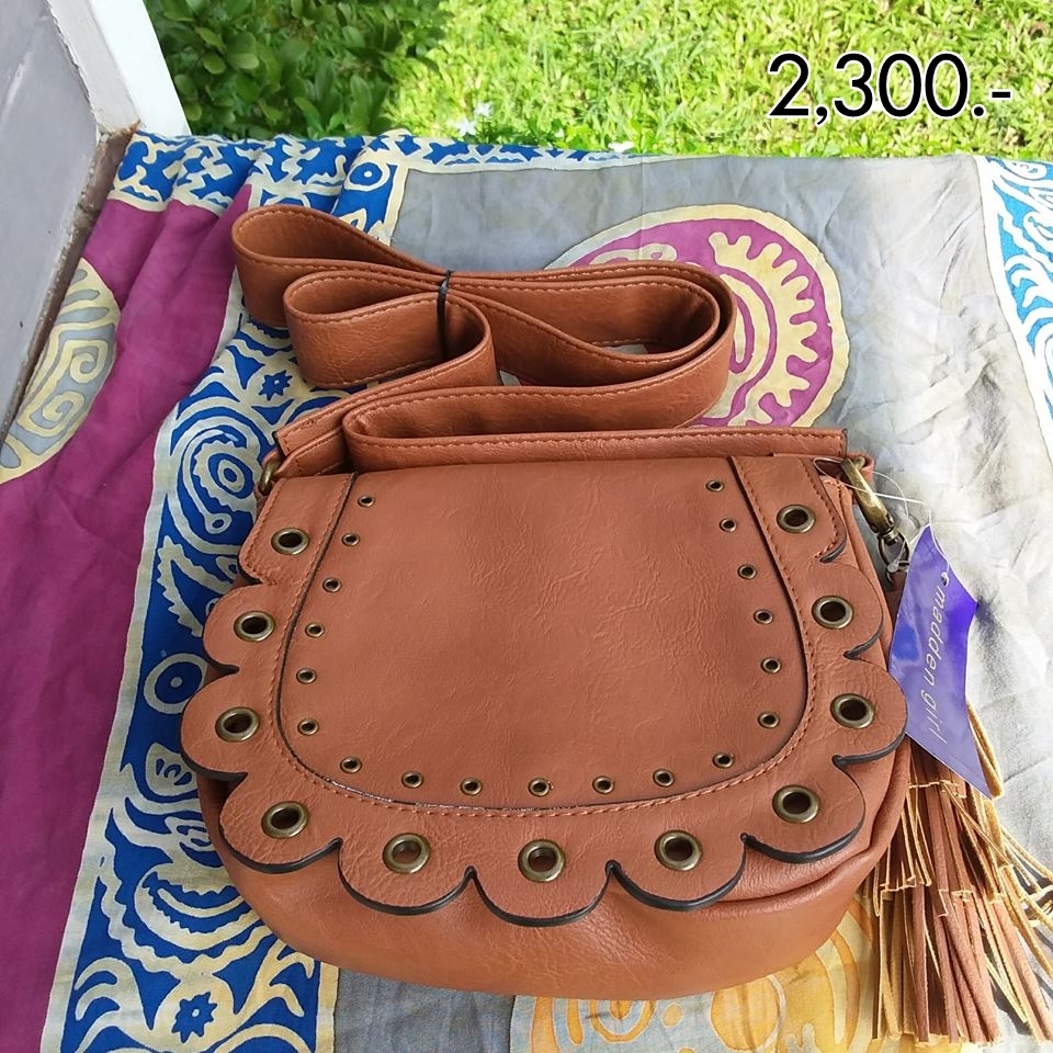  กระเป๋า Steve Madden ราคา : 2300 ยี่ห้อ Steve Madden Leather Crossbody Brown ห่วง St132-18 รายละเอียดเพิ่มเติม : Steve Madden กระเป๋าสะพายข้าง งานหนังทั้งใบ สวยมาก บ้านเราปมีShopค่ะ(แพงมาก)??ของใหม่ ป้ายยังอยู่ สั่งจากUSA พรีออเดอร์มาค่ะ