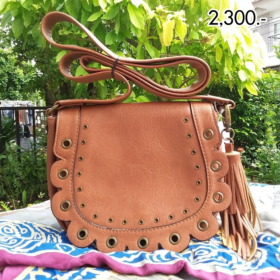  กระเป๋า Steve Madden ราคา : 2300 ยี่ห้อ Steve Madden Leather Crossbody Brown ห่วง St132-18 รายละเอียดเพิ่มเติม : Steve Madden กระเป๋าสะพายข้าง งานหนังทั้งใบ สวยมาก บ้านเราปมีShopค่ะ(แพงมาก)??ของใหม่ ป้ายยังอยู่ สั่งจากUSA พรีออเดอร์มาค่ะ