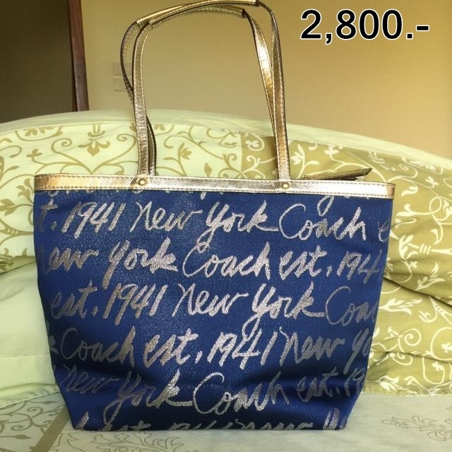  กระเป๋า COACH F17097 signature script Lurex Tote shoulder bag ราคา : 2,800 บาท ยี่ห้อ:coach รหัสสินค้า : f17097 ขนาด : 14*10 นิ้ว รายละเอียดเพิ่มเติม : - สภาพ : 80 % - ตำหนิ : ฐานกระเป๋าเลอะหมึกนิดนึง