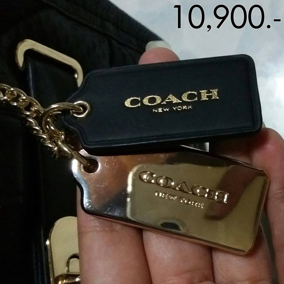 "ราคม 10,900 บาท Coach swagger สภาพ 90% ไม่มีตำหนิ มีรอยขนแมว นิดเดียว ขนาด 12 3/4"" (L) x 8 3/4"" (H) x 6 1/2"" (W) อุปกรณ์ ถุงผ้า สายยาว แคร์การ์ด ป้ายราคา"