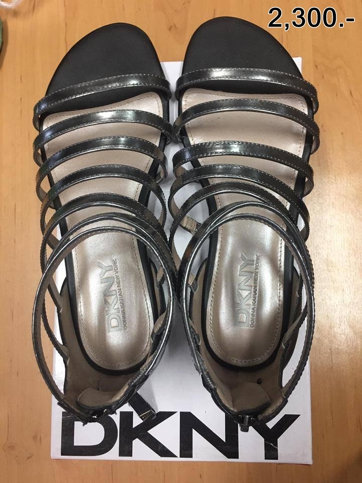 รองเท้า DKNY US SIZE 8.5 Price 2,300 Shoe FAY ( DKNY) STYLE K1509057 NAPPA/MIRROR METALLIC LEATHER COLOR BLK-GUNMETAL 091 US SIZE 8.5 EU SIZE 39 UK SIZE 6 รายละเอียดสินค้า - สินค้ามือ 1 - สินค้าพร้อมกล่อง - จัดส่งฟรี EMS 