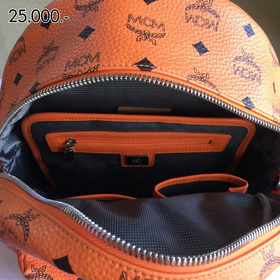 กระเป๋า MCM ราคา : 25,000 ฿ ยี่ห้อ: MCM ขนาด : Meduim รายละเอียดเพิ่มเติม : MCM backpack orange พร้อม พวงกุญแจแกะ orange คู่กัน มีกล่อง การ์ด ถุงผ้าพร้อม ทั้ง พวงกุญแจ และกระเป๋า ในกรณีสินค้ามือสอง - สภาพ : 85% - ตำหนิ : รอยเปื้อนหัวแกะ