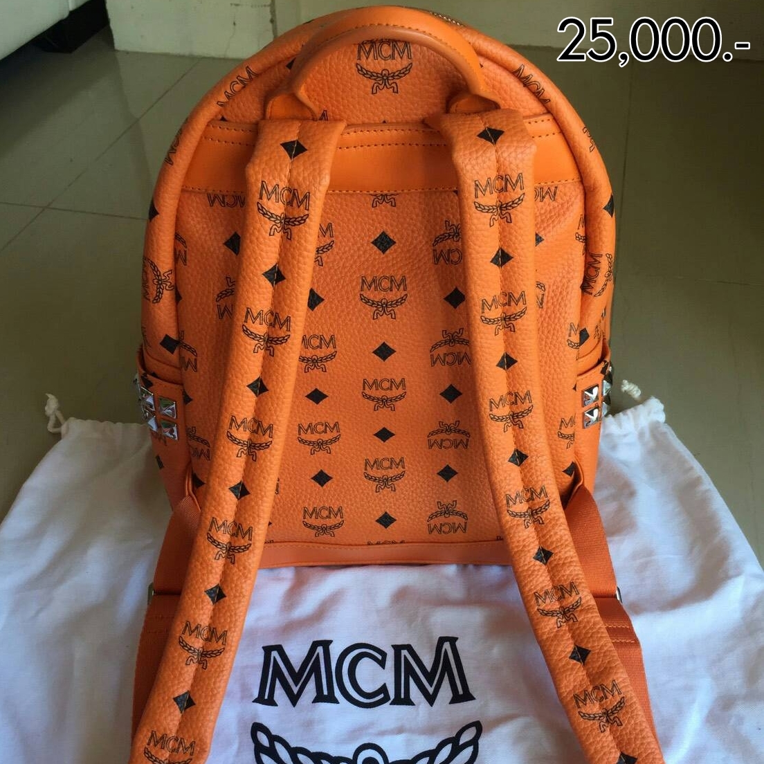 กระเป๋า MCM ราคา : 25,000 ฿ ยี่ห้อ: MCM ขนาด : Meduim รายละเอียดเพิ่มเติม : MCM backpack orange พร้อม พวงกุญแจแกะ orange คู่กัน มีกล่อง การ์ด ถุงผ้าพร้อม ทั้ง พวงกุญแจ และกระเป๋า ในกรณีสินค้ามือสอง - สภาพ : 85% - ตำหนิ : รอยเปื้อนหัวแกะ